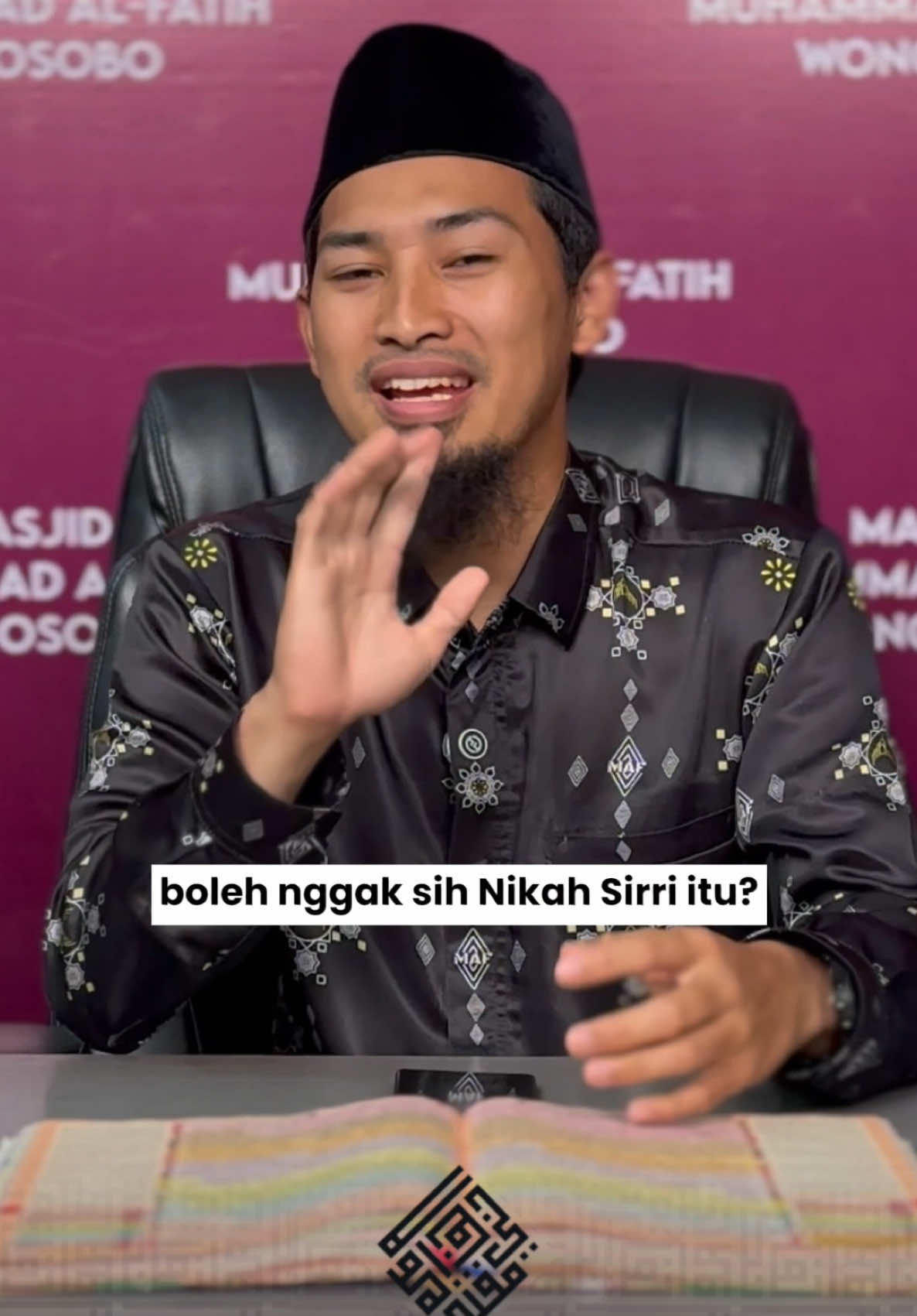 Bahaya Nikah Siri (Nikah yang Dirahasiakan) “Nikah itu ibadah. Dan syiar Islam” Dalam Islam, nikah yang disengaja untuk dirahasiakan (nikah siri) termasuk bentuk nikah yang tidak dianjurkan, bahkan bisa batil bila tidak terpenuhi syaratnya. 🕌 Nabi ﷺ bersabda: «أَعْلِنُوا النِّكَاحَ» “Umumkanlah pernikahan.” — Riwayat Ahmad, al-Hakim (hasan) Umar bin Khattab r.a berkata: «لَا نِكَاحَ إِلَّا بِوَلِيٍّ وَشَاهِدَيْنِ، فَإِنْ أَشْهَدَ رَجُلٌ وَاحِدٌ فَهُوَ سِرٌّ» “Tidak ada nikah kecuali dengan wali dan dua saksi. Jika hanya satu saksi maka itu nikah siri.” — Riwayat Malik dalam al-Muwaṭṭa’ Para ulama menjelaskan: 	•	Nikah harus diumumkan, agar tidak ada tuduhan zina, tidak ada penyembunyian nasab, dan menjaga hak-hak istri. 	•	Nikah yang sengaja dirahasiakan termasuk nikah yang makruh keras atau bahkan batil, tergantung apakah memenuhi syarat (wali dan dua saksi). 	•	Syekh al-Albani: “Nikah yang disembunyikan bertentangan dengan perintah Nabi untuk mengumumkan pernikahan.” 	•	Ibn Qudamah: “Diwajibkan adanya dua saksi dan dianjurkan diumumkan agar tidak menimbulkan fitnah.” (al-Mughni) Islam ingin pernikahan terjaga, jelas, dan terhormat — bukan hubungan rahasia yang merugikan istri. ⸻ “Nikah bukan untuk disembunyikan. Nikah itu ibadah, kehormatan, dan penjagaan. Umumkanlah sebagaimana dia diperintahkan untuk diumumkan.” ⸻ #NikahSiri #HukumNikah #BelajarIslam #PernikahanIslami #WaliNikah #SaksiNikah #IslamicReminder #FiqihKeluarga #UmarbinKhattab #DakwahReels #NgajiOnline #NasihatPernikahan #SuamiIstri #CapCut #promomakangajian #JumatBerkah #fyp #foryou 