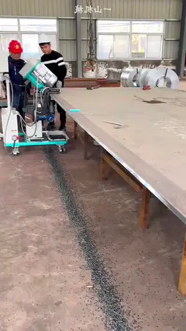 Steel plate beveling machine can process carbon steel, stainless steel, cast iron, aluminum plate, non-ferrous metals, hard plastics and so on. 4-80 thick 0-75 degree groove can be processed. The slope is gentle, meeting the requirements of flaw detection and welding, and the operation is convenient. The edge of pressure vessel # bevel edge washer # machining # steel structure # bevel edge washer can be operated by ordinary workers. #Pressurevessel #Beveledgewasher #Machining #Steelstructure #Bevelmachine