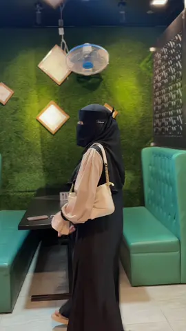 Last a, Ammu call dise 😭— 10 min er vitore basay na gele naki amake basa theke out kore dibe! Ar ami toh ekhono 30 min durotte… Google Maps o hashtese amar upor 🙂”Borkha & niqab:-@Linayaz zone #lin #foryou #grow #views #trend @For You @TikTok Bangladesh 