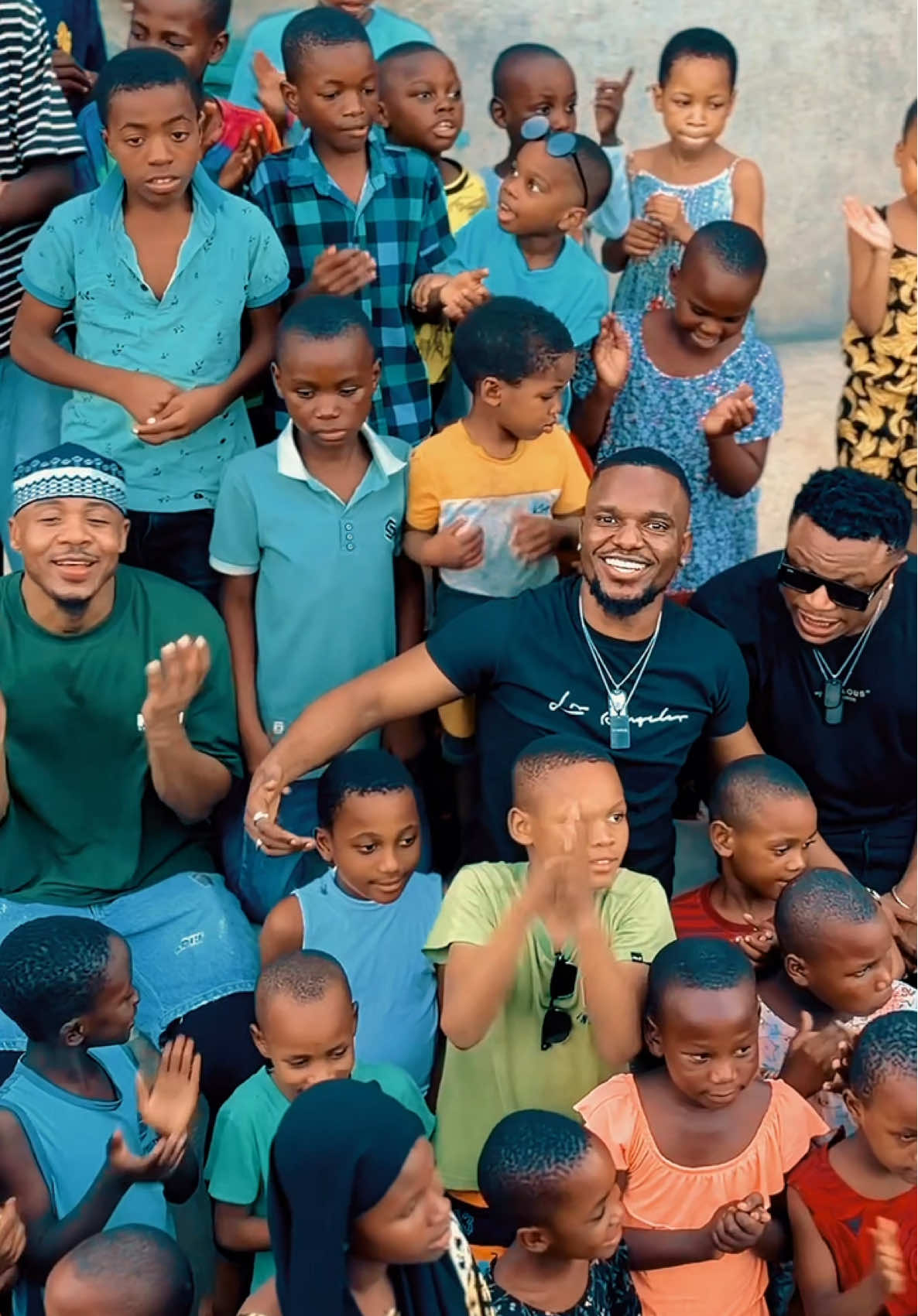 Mtag rafiki yako wa muda wote mwambie hii ni kwaajili ya udungu wenu #Rafiki Is Out @abdukiba & @alikiba and Me 🔥