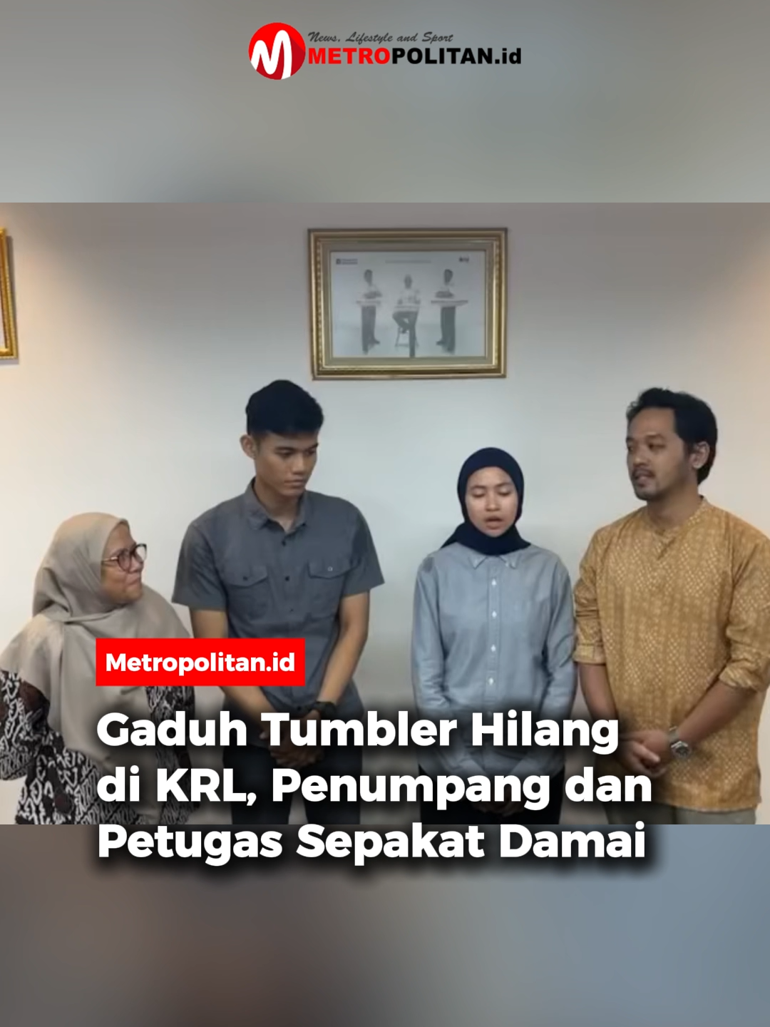 Kisruh tumbler hilang di KRL antara penumpang Anita Dewi dan petugas stasiun Rangkasbitung, Argi Budiansyah, akhirnya berakhir damai.  KAI Commuter dan KAI Wisata memfasilitasi mediasi setelah kasus ini viral dan menimbulkan perdebatan di media sosial.  Dalam pertemuan tersebut, Anita dan Argi sepakat menyelesaikan persoalan secara kekeluargaan. Kedua pihak saling meminta maaf dan memastikan tidak ada pelaporan hukum maupun sanksi pemecatan terhadap Argi.  Manajemen KAI menegaskan komitmen menjaga pelayanan dan prosedur penanganan barang tertinggal, sekaligus mengimbau penumpang agar lebih teliti menjaga barang bawaan saat menggunakan layanan Commuter Line. 🎥: @commuterline #metropolitanid #bacametropolitanid #tumblertuku #tumblerhilang #krlcommuterline #stasiunrangkasbitung #berakhirdamai