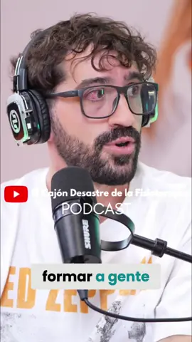 🔥 Exclusivo para fisios: y por ley 🫵🏼 🧠 @xavigrevol_fisio explica que durante años recibió muchísimas solicitudes para entrar a su curso de manipulaciones… hasta que se dio cuenta de algo clave: muchas de esas solicitudes venían de osteópatas que no eran fisioterapeutas. ⚠️ Y aquí está el problema. Un osteópata sin el título de fisioterapia no es considerado profesional sanitario en España. Y un profesional sanitario solo puede impartir formaciones técnicas a otros sanitarios. Si no, hablamos de intrusismo laboral… o incluso de colaborar con él. 📚 Por eso, sus cursos están dirigidos exclusivamente a fisioterapeutas. No por capricho, ni por discriminar a nadie, sino porque es un requisito legal imprescindible que él debe cumplir para protegerse y hacer las cosas correctamente. 🛡️ Su mensaje es claro: si quieres aprender técnicas manipulativas de forma segura, legal y con garantías, debes ser fisioterapeuta. Así lo marca la ley y así debe ser. #elcajondesastredelafisioterapia #fisioterapia #manipulaciones #formacionfisioterapia #intrusismo   