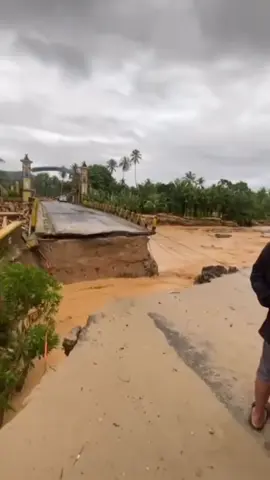 Lagu dengan Judul Por Udan di Lubik Raya, mewakili kondisi saat ini.   Sumatera saat ini benar benar berduka. Video ini suasana terkini di Batang Toru, Tapanuli Selatan dan Jembatan Perbatasan menuju Tapanuli Tengah.  Dongan dongan masih ada yg belum di evakuasi  masih terjebak bencana, sanak saudara di perantauan masih banyak yang belum dapat kabar dari daerah bencana.Semoga lekas Pulih dan ini yang terakhir untuk bencana di Sumatera.  #sumaterajugaindonesia #tapanuliselatan #padangsidimpuan #visitsidimpuan #tapsel