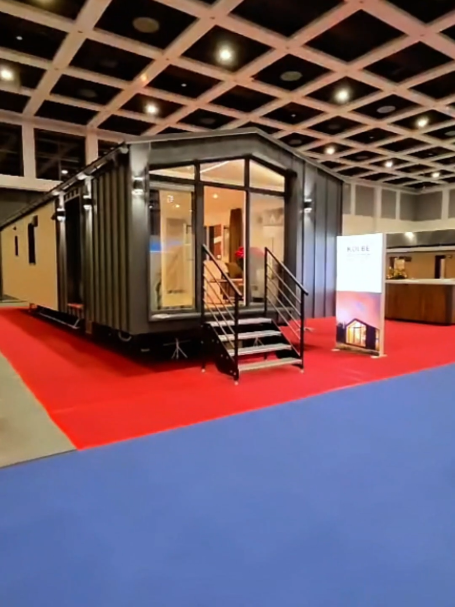 Boot & Fun Berlin 2025 – wir sind bereits vor Ort. Gemeinsam mit @Mobilheim Kolbe  präsentieren wir in diesem Jahr zwei unserer Häuser – beide 57 m², aber völlig unterschiedlich in Charakter und Ausstattung. ✨ Silver Moon aus unserer Premium-Linie – klare Formen, große Glasflächen, viel Licht und ein moderner Look, der sofort ins Auge fällt. ✨ Madera aus der Comfort-Linie – funktional, warm, durchdacht und sofort bezugsbereit. Ein Haus für alle, die Komfort über alles stellen. Zwei Häuser. Zwei Standards. Zwei Wege, modernes Wohnen zu erleben. Wenn Sie auf der Boot & Fun sind – kommen Sie vorbei und erleben Sie beide Modelle live. 🌿 📍 Messe Berlin 🌐 www.letniskowo.de #letniskowo #mobilheime #bootandfun #komfortunddesign #modernliving  