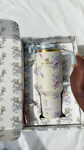 This isn’t just a cup, it’s the prettiest hydration accessory you’ll own. 💙 1.2L capacity 🌸 Love Shack Fancy florals 🎀 Bow detailing If you’re looking to upgrade your water game & keep it feminine, this pastel blue Stanley is available now  DM to order before it sells out.