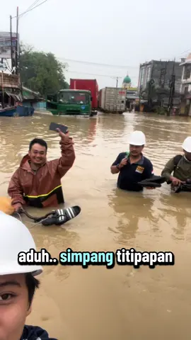 Jln Yos Sudarso  Sp titipapan - Sp Dobi Video diambil pukul 10-11 pagi tadi Jumat 28 November 2025. Debit air sungai masih tinggi meluap deras. Ada satu titik kedalaman hingga hampir dada kami, tidak dapat kami record karna kondisi yg tidak memungkinkan. Stay safe ya semua. #banjir #banjirmedan #medan #sungaimeluap #titipapan 
