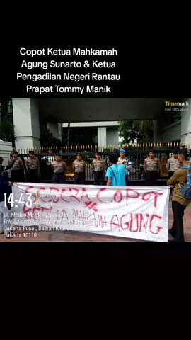 tokohpolitik.com-Jakarta. Jumat, 28 November 2025. Aksi ke-2 PNB, tuntut ganti Ketua Mahkamah Agung Sunarto & Kapolri Sigit copot  di Gerbang Gedung Mahkamah Agung Republik Indonesia. Presiden RI Prabowo didesak oleh Pemuda Nusantara Berkeadilan Majelis Wilayah Jakarta/ PNB Jakarta.  Tuntutan kita adalah Hukuman terhadap pelaku pemalsuan sesuai KUHP yaitu 7 tahun pidana penjara jika tidak Ketua MA dan Kapolri layak dicopot demi janji Asta Cita Presiden RI. Janji adalah hutang. Rakyat tagih janji.  ujar aktivis & pengacara dari PNB. Semoga ada perwakilan Ketua Mahkamah Agung & Kepala Kepolisian Republik Indonesia yang akan menemui kita hari ini.  Apa yang kami sampaikan semua fakta hukum.  Kepada Kapolri kita tuntut Laporan Polisi dan Barang Bukti yang hilang.  Kenapa bisa ada barang bukti yang tidak diterima oleh Pengadilan sehingga oknum pejabat hanya dijadikan saksi dalam persidangan.  ujar aktivis & pengacara dari PNB. di depan Markas Besar Kepolisian Republiik Indonesia.    Gara gara kebijakan Jokowi, Rakyat harus merasakan nya di periode Rezim Prabowo Gibran. Namun Penguasa warisan Rezim Jokowi: Ketua MA, Jaksa Agung & Kapolri masih tetap menjabat.  Apakah Presiden yang baru bisa penuhi Janji Asta Cita dalam Reformasi Hukum? Bagian dari Reformasi adalah mengganti Pucuk Pimpinan.  Jika tidak diganti artinya bukan Reformasi tetapi REVISI. ujar aktivis & pengacara dari Pemuda Nusantara Berkeadilan Majelis Wilayah Jakarta.#presidenri #jaksaagung #ketuakomisi3dprri #ketuamahkamahagung @presiden.ri.resmi @DPR RI @jaksaagung @Kepala Kepolisian RI 