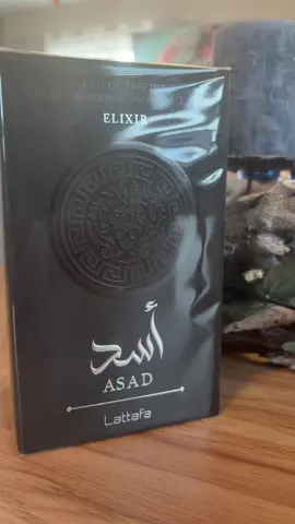 Lattafa Asad Elixir ist ein süß-würziger, orientalisch-holziger Herrenduft mit intensiver Ausstrahlung und überdurchschnittlicher Haltbarkeit. 🌟 Duftprofil von Asad Elixir Duftrichtung: • Süß, würzig, harzig, holzig, orientalisch parfumeri... +1 Duftpyramide: • Kopfnote: Rosa Pfeffer, Safran, Grapefruit • Herznote: Vanille, Tabak, Zedernholz • Basisnote: Weihrauch (Olibanum), Cashmeran, Patchouli, Amber #lattafa #asad #elixir #perfumetiktok #fragrances  