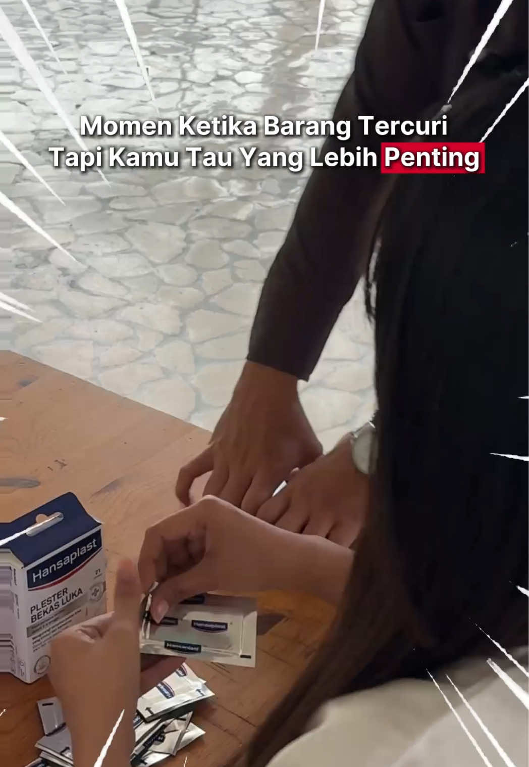 Barang lain boleh hilang,  tapi yang penting plester untuk pudarkan bekas luka timbul ngga diambil, Hansaplast Plester Bekas Luka! 😅 Gunakan Plester ini untuk meratakan, cerahkan, dan haluskan bekas luka kamu minimal 12 jam setiap hari, bisa bantu pudarkan bekas luka 3-4 minggu setelah pemakaian! 😍 💬 Punya pertanyaan seputar luka? Tulis di kolom komentar atau klik link di bio untuk #TanyaLuka  🛍️ Hansaplast Plester Bekas Luka dapat dibeli di Guardian, Watsons, Kimia Farma, Halodoc, GrabMart, GoMart, Apotek, supermarket terdekat lainnya, dan eCommerce official Hansaplast Indonesia! #Hansaplast #SelaluAdaMelindungiKeluargaAnda #Luka #Hansaplast #Luka #BekasLuka #Keloid #Hipertrofik #EveryScarHasStory #ScarReducer