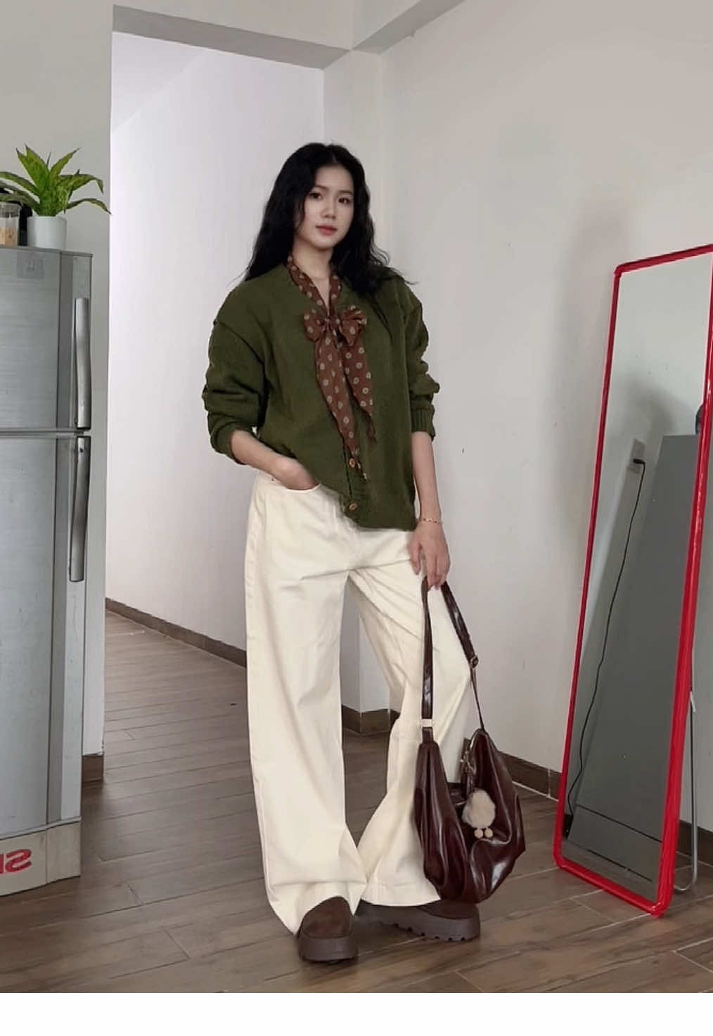 Màu này đang 🔥nè #babykhongtuoi #OOTD #cardigan #aothudong 