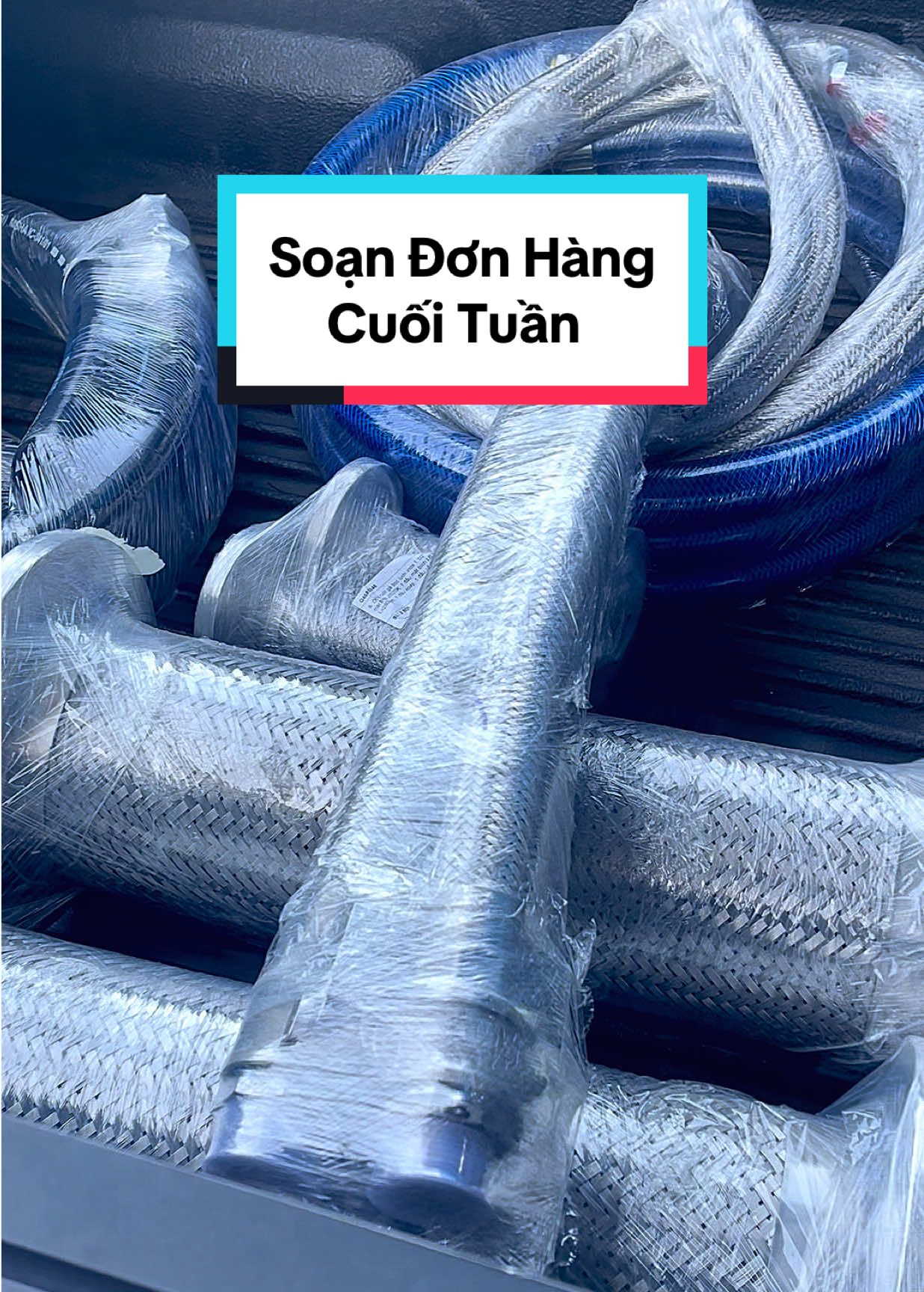Hoàn tất đơn hàng cuối tuần cho khách iu ở Quận 7 TP.HCM. Khúc này khách ko dí mới sợ, chứ khách dí em lại thích quáa 😂😂 #emhangthuylucmart #hydraulic #flexiblehose #tuyo 
