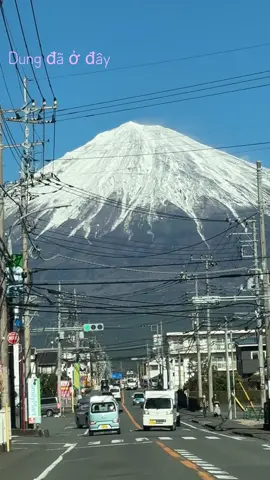 Bảo sao Phú Sĩ là biểu tượng của nước Nhật. Nó hùng vĩ vô cùng. Không mắc rẽ thì còn thêm một đoạn dài nữa. Cũng là Phú Sĩ nhưng mỗi năm một dáng vẻ. Mà dáng nào mình cũng luỵ#富士山#富士宮 #秋 #xuhuong 