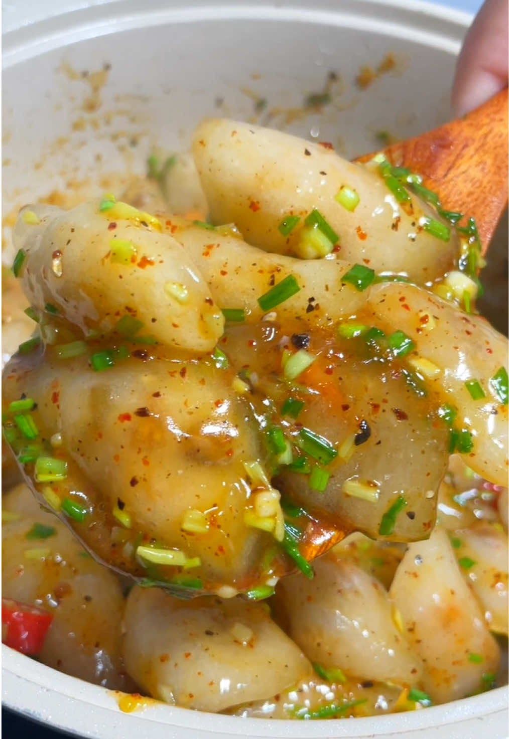 Còn ai nhớ nhồi bột lọc tươi kiểu này hông 🤭🥰 hồi trước mùa sắn về là bài với lọc mới có làm bánh lọc á 🥰 #xuhuong #huenoi #banhbotloc #trending #ancungtiktok 