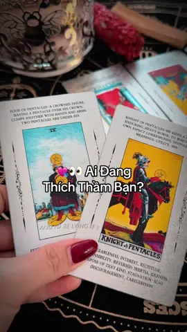 💘👀 Ai Đang Thích Thầm Bạn? ✨ 1. Một Người Đang Quan Sát Bạn Rất Lâu Rồi Đây là người: 	•	Ít nói 	•	Hay lặng lẽ dõi theo bạn 	•	Tò mò về bạn nhưng không dám lại gần Họ theo dõi bạn nhiều hơn bạn biết, từ story đến từng thay đổi nhỏ của bạn. ⸻ 🌙 2. Họ Cảm Thấy Bạn Có Gì Đó Rất Thu Hút Người này thích bạn không phải do ngoại hình, mà vì: 	•	Cách bạn cư xử 	•	Cách bạn vượt qua khó khăn 	•	Sự độc lập, khí chất của bạn 	•	Năng lượng bạn tỏa ra khi bạn tự tin Bạn thu hút họ theo kiểu tự nhiên – không cố gắng. ⸻ 💫 3. Họ Đang Ghen Nhẹ Khi Có Ai Khác Tiếp Cận Bạn Dù chưa phải của nhau, nhưng họ có chút: 	•	Ghen 	•	Bất an 	•	Lo người khác giành mất bạn Điều này cho thấy cảm xúc của họ khá thật, không phải kiểu thích qua loa. ⸻ 💞 4. Người Này Vẫn Chưa Dám Tỏ Tình Lý do họ chưa nói ra: 	•	Sợ bị từ chối 	•	Sợ làm bạn khó xử 	•	Sợ bạn chưa sẵn sàng 	•	Sợ mối quan hệ không cân bằng Họ chờ thời điểm “đẹp” để tiến tới. ⸻ 🔥 5. Dấu Hiệu Nhận Biết Người Đang Thích Thầm Bạn Bạn sẽ nhận thấy họ: 	•	Hay nhắn tin vu vơ rồi lại xóa 	•	Xem story rất nhanh 	•	Thỉnh thoảng tương tác nhẹ 	•	Luôn xuất hiện đúng lúc bạn cần 	•	Dễ đỏ mặt hoặc bối rối khi bạn nhìn họ Năng lượng của họ hướng về bạn rất rõ. ⸻ 🌈 6. Lời Nhắn Dành Cho Bạn 👉 “Bạn không hề cô đơn. Có người đang để tim họ hướng về bạn mỗi ngày.” 👉 “Nếu bạn mở lòng, người này sẽ chủ động tiến đến.”