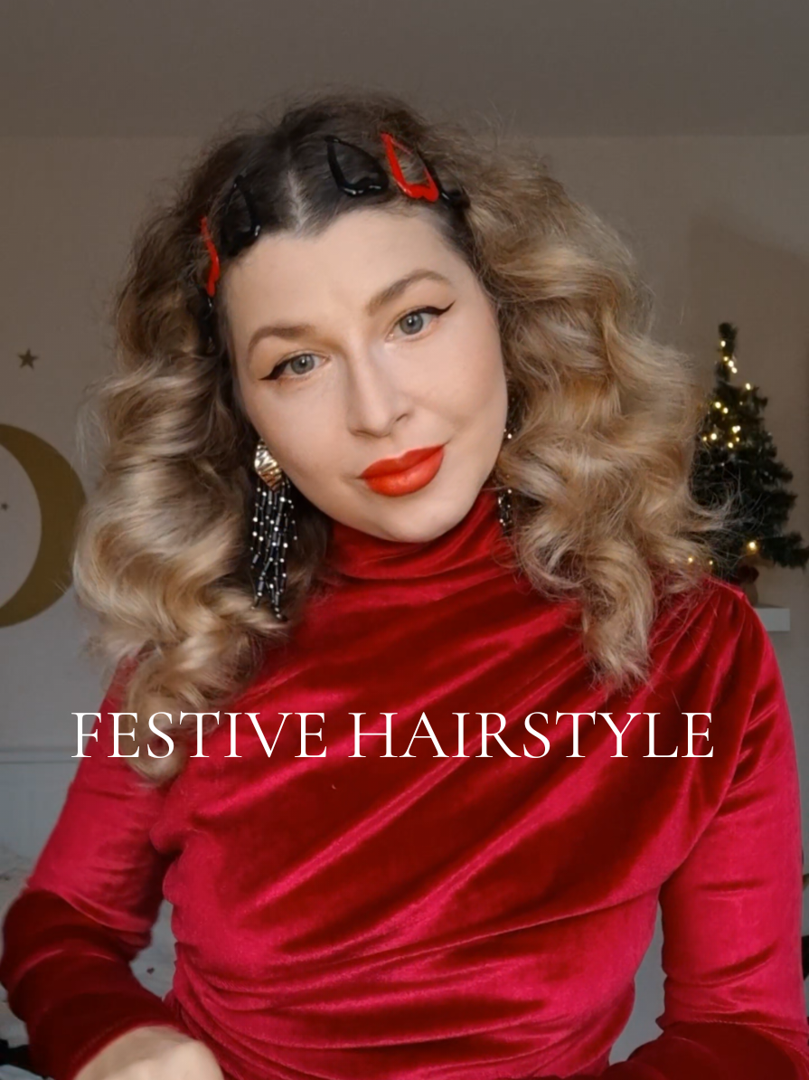 Prea devreme? Sorry, nu m-am putut abține 🎄 ♥️ Intru oficial in seria mea de postari de Craciun. Am inceput deja cu decoratiunile, iar acum vin cu partea care imi place cel mai mult: hairstyles, tinute si mici idei de home decor care fac perioada asta sa se simta altfel ✨ Nu promit nimic. Doar arat ce descopar si ce imi place, pe masura ce ajung acolo. Daca iti prinde bine, ramai aproape. #christmasideas #holidaystyle #festivehair  hair inspo, creative living, content creator