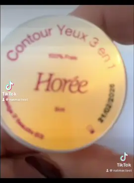 Avantages toutes saisons: Efficace toute l’année avec un mélange d’hydrolats de carotte, de menthe et de bleuet Formule adaptée: Spécialement conçu pour répondre aux besoins de la zone contour des yeux sensible Ingrédients frais: Contient des fruits et légumes biologiques fraîchement sélectionnés en France Riche en nutriments: Formulé avec des anthocyanes de bleuet, qui apaisent la peau Sensualité unique: Possède une texture unique qui offre une application agréable. Triple Action: Combat la fatigue, réduit les cernes et lisse les rides. 🌸mon avis🌸 Très bon soin pour les contours des yeux et très efficace. Son odeur sent très bon la menthe 💚@HoreeCosmetiques #soinsdesyeux #beaute 