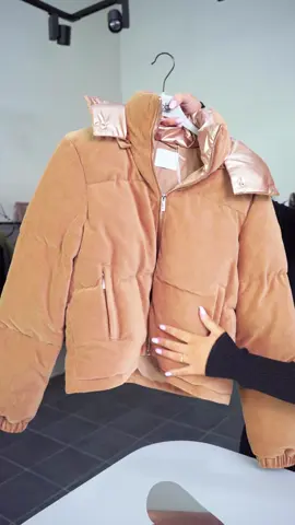 Notre doudoune en velours côtelé MADEL est faite pour vous profitez de -30% avec l’offre BLACK FRIDAY maintenant en boutique et sur le eshop 🤎🤍 #lespetitesbombes #OOTD #fyp #fashiontiktok #tiktokshop 