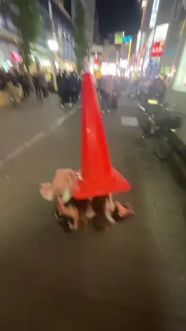 ぽまえら❕こ-ﾝの世界に染まる準備はできてるか⁉️ （地球を回そうとしたものの🌏重力に負けてぶっ飛ばされた😔人型の赤コーン🟥🌽きらきら〜🪬） #赤コーンの人 #地雷系女子 #トー横 #jiraikei #神戸  @絶壁蒙古襞 