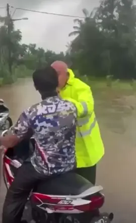 Musim gini jgan rem2 moto ngat.. Marah d org ade anok2 kecik... 😅😅#