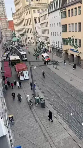 👀 BILDER AUS DEM IRRENHAUS - DER VERSUCH EINER SCHREIBTHERAPIE 🔈 Ein weihnachtlicher Kommentar: 🎥 Wer vor zehn oder zwölf Jahren solche Aufnahmen gezeigt hätte, wäre auf jedem Filmfestival mit Preisen überhäuft worden – für einen visionären, dystopischen Science-Fiction-Streifen. 👏 In der Laudatio hätte man den Film irgendwo zwischen „1984“, und „Brazil“ eingeordnet. ⌛ Aber jetzt ist es keine Science-Fiction mehr, der dystopische Wahnsinn ist die die berühmte 