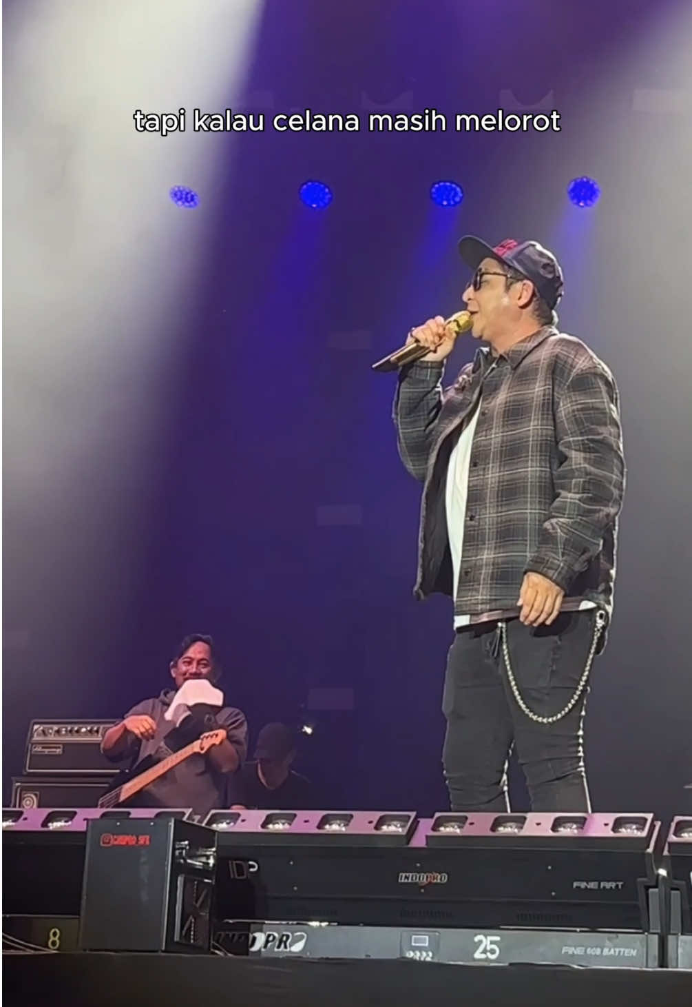 Menurut kalian di tahun 2026 masih cocok gak aman pakai rantai sama celana melorot di atas panggung? #unguband #tiktoktainment #20tahunalbummelayang 