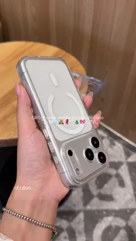 淡いきらめきが可愛い MagSafe対応グリッターケース𓂃🫧 シンプルだけど存在感のあるデザインで、 クリア・ブラック・ピンク・ブルーの4色展開🎀✨ 毎日のコーデにも合わせやすいアイテムです🤍 🏷️グリッタークリア4色 magsafe iphoneケース 🤍 🤍 🤍 #スマホケース #iphoneケース #iphone17ケース #iphone17proケース #magsafeケース 