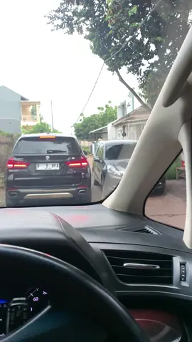 ya mau gimana lagi jalan kecil 