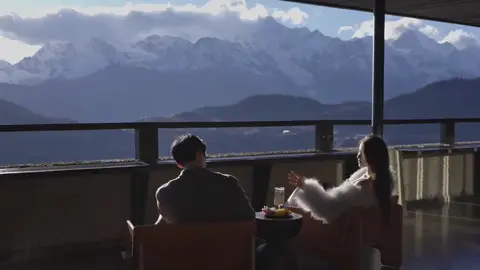 Người Thổ Nhĩ Kỳ có câu, 'Nếu bạn thực sự yêu ai đó, bạn sẽ yêu họ hai lần'. Lần đầu tiên, đó là khi ta bị thu hút bởi nụ cười rạng rỡ, ánh mắt biết nói , giọng nói nhẹ nhàng, hào quang lấp lánh, sự hiện diện dịu dàng hoặc cảm giác được quan tâm. Đó là giai đoạn đẹp nhất, nhưng cũng mong manh nhất. Bởi khi đó, chúng ta yêu hình ảnh lý tưởng - phiên bản đẹp nhất mà cả hai đang cố gắng thể hiện. Nhưng rồi thời gian sẽ kéo tấm màn đó xuống. Khi sống đủ lâu bên nhau, ta bắt đầu thấy những vết sẹo, nỗi bất an, những cơn giận bất chợt, những khác biệt không thể dung hoà ngay lập tức. Đó là lúc tình yêu không còn hoàn hảo nữa, mà nó trở nên chân thật và trần trụi. Và nếu lúc ấy ta vẫn chọn ở lại, chọn tiếp tục nuôi dưỡng tình yêu với họ thì đó không còn là say mê nhất thời nữa, đó là tình yêu của sự thấu hiểu, kiểu tình yêu có thể lớn lên. #fyp #view #video #sunset #creatorsearchinsights 