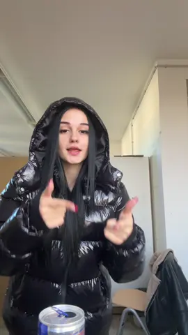 malo izbacena sa casa