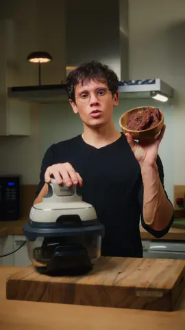 Cookie Spéciaux 🍪 Recette Air Fry Crispy 👇🏼 • 200g Blanc d’œufs 50g Cacao non sucré 20g Pépites de chocolat • C'est le Black Friday chez @Ninja Kitchen, plein de modèles en promotion dont le Air Fryer mais aussi les machines à glaces, les blenders, les machines à cafés... Alors si tu ne sais pas quoi offrir à Noël tu sais ce qu’il te reste à faire 😏 Code PYXBFN10 pour avoir -10% supplémentaire en plus des réductions sur le site ! • #proteines #nutrition #ninja #collaboration #aifryer