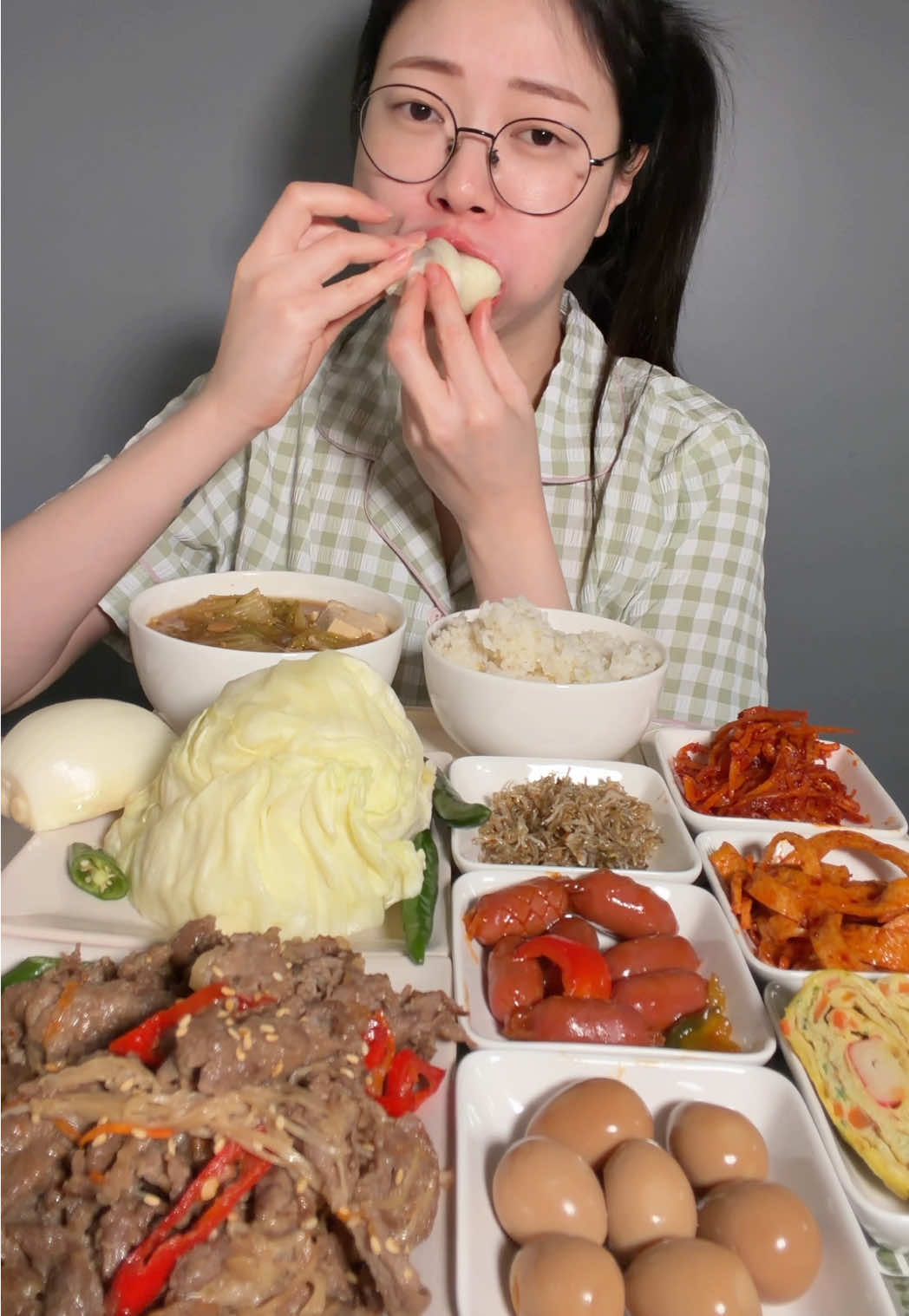 집밥 좋아하는 반찬들로 한가득 차려봤어요!! 소불고기+양배추쌈은 꿀조합이랍니당~ . . #집밥 #먹방 #한식먹방 #mukbang #koreanfood 