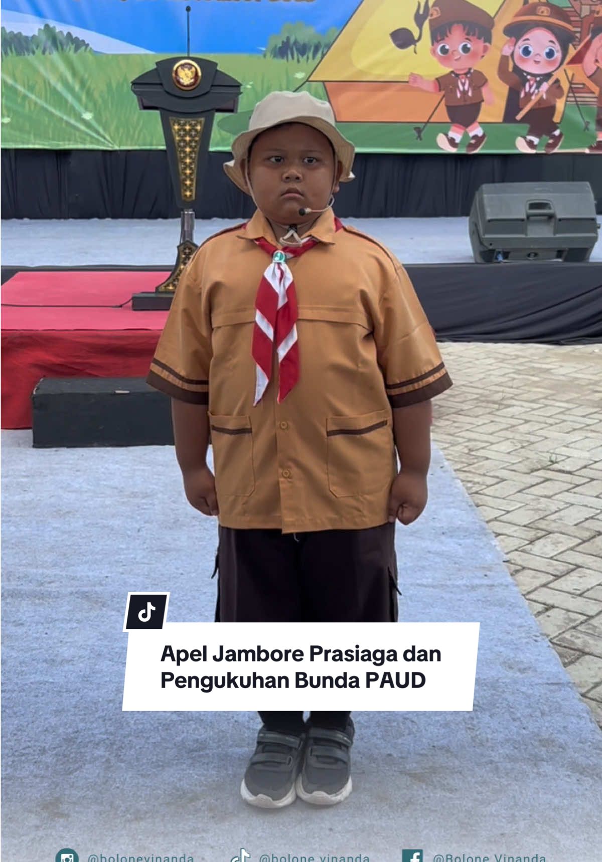 Cerianya Jambore PAUD Prasiaga Kota Kediri, Mbak Wali Apresiasi Petugas Apel Cilik dan Kukuhkan Bunda PAUD Suasana Jambore PAUD Prasiaga Kota Kediri, Jumat (28/11/2025) dipenuhi keceriaan. Anak-anak TK tampil percaya diri menjadi petugas Apel, membuat seluruh peserta dan tamu undangan terpukau. Dalam kegiatan ini, Wali Kota Kediri Vinanda Prameswati juga mengukuhkan 3 Bunda PAUD Kecamatan dan 46 Bunda PAUD Kelurahan se-Kota Kediri. “Hari ini adalah hari yang istimewa karena kita melaksanakan Jambore PAUD Prasiaga sekaligus Pengukuhan Bunda PAUD. Selamat bertugas, semoga amanah ini membawa keberkahan,” ujar Mbak Wali. Mbak Wali menegaskan Bunda PAUD memiliki peran strategis sebagai pengayom, inspirator, dan fasilitator pendidikan anak usia dini. Ia menekankan pentingnya kolaborasi antara Bunda PAUD dan TP PKK untuk meningkatkan mutu layanan PAUD. “Setiap anak itu unik dan berharga. Tidak boleh ada yang tertinggal,” tuturnya. Tahun ini Jambore PAUD mengusung tema “Gerakan 7 Kebiasaan Anak Indonesia Hebat”, yang menjadi pondasi karakter anak sejak dini. Mbak Wali juga menyampaikan apresiasi kepada guru pendamping, pendidik PAUD, dan Kwarcab atas dedikasi mereka dalam memajukan pendidikan anak usia dini. Selain apel dan pengukuhan, anak-anak turut mengikuti permainan edukatif untuk melatih keberanian, kerja sama, dan kemandirian. Hadir dalam kegiatan ini Ketua TP PKK Faiqoh Azizah Muhammad Qowimuddin, Kepala Dinas Pendidikan Mandung Sulaksono, serta jajaran pendidik PAUD se-Kota Kediri. #vinanda #vinandaprameswati #kediri24jam #kediri #mbakvinandauntukkediri 