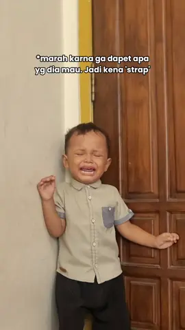 kena 'strap'😭 hehe. si adik nih jarang tantrum, tapi kalo lagi tantrum biasanya ngadepinnya begini. abis itu langsung happy lagi soalnya emosinya udah keluar semua. #tantrum #fyp #toddler #masyaallahtabarakkallah #fyppppppppppppppppppppppp 