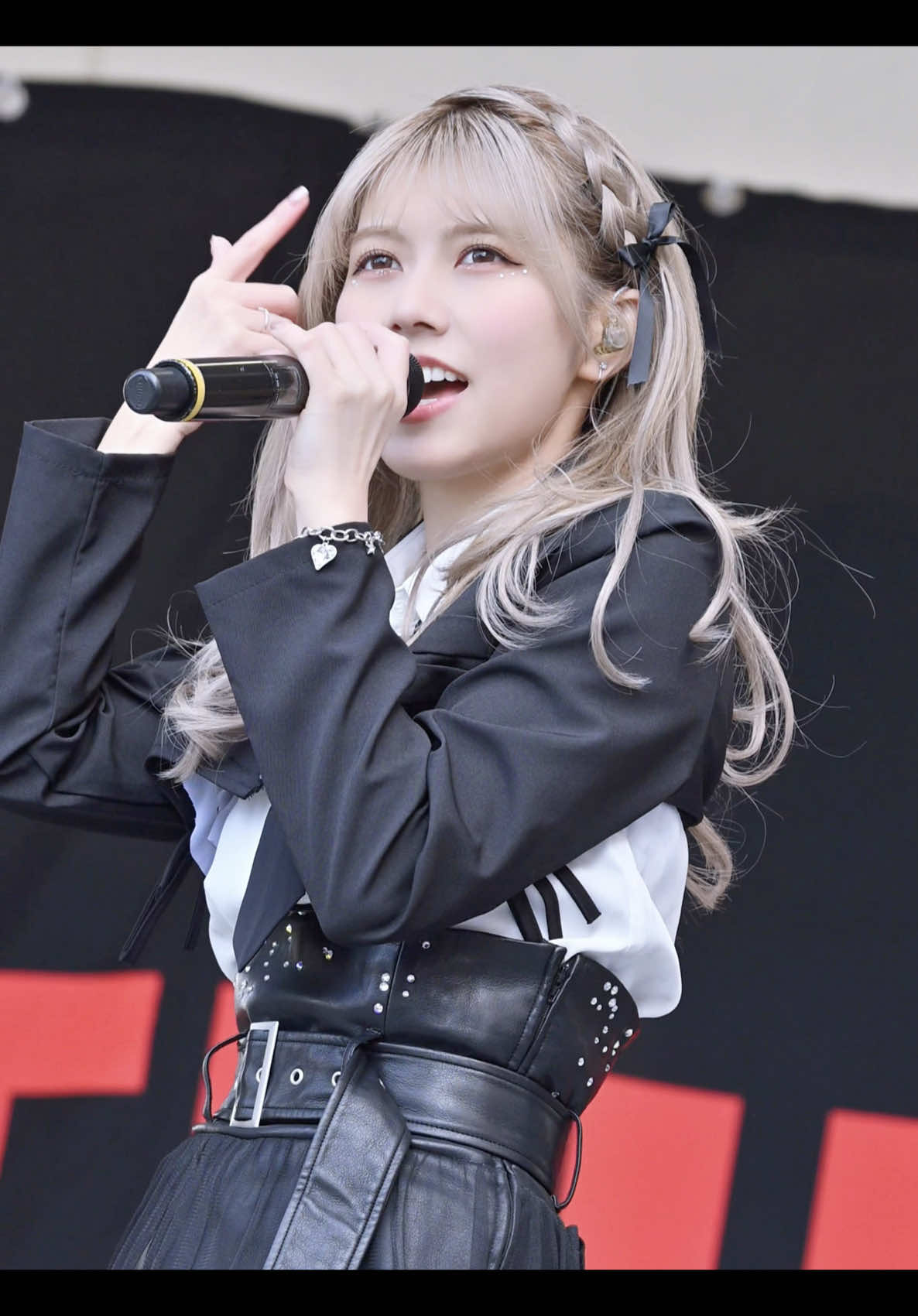 かっこいい萌花ちゃんしかいないFly Out＿＿✈️✨ 頭とんとんてやるフリがとにかく好きすぎる…‼️🙏 ＼📣／ AMEFURASSHIフリーライブツアー絶賛開催中です‼️ かわいい萌花ちゃんもかっこいい萌花ちゃんにも会える神イベ…❣️🥹 ▶︎11/29(土) ららぽーと富士見 ▷11/30(日) ららぽーと横浜 これ以降もまだまだ日程あるので気になる方は公式サイトをチェックorコメントください🥳🎶 #AMEFURASSHI #鈴木萌花 #アイドル #MTA2  @AMEFURASSHI @鈴木萌花 