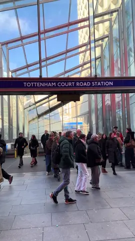 London Underground 🇬🇧 Tottenham Court Rd Station, W1T 