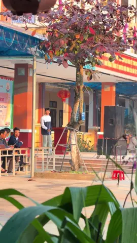 #jack tự tin thể hiện mình. jack chỉ có gọi bằng điện thoại 