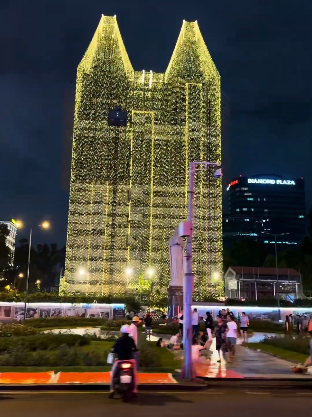 Nhà thờ Đức Bà Sài Gòn lên đèn mừng lễ Giáng Sinh 2025 và năm mới 2026. | Merry Christmas. Năm nay cũng giống như năm ngoái 🎄🎅#merrychristmas #sàigòn #lễgiángsinh #giángsinh 