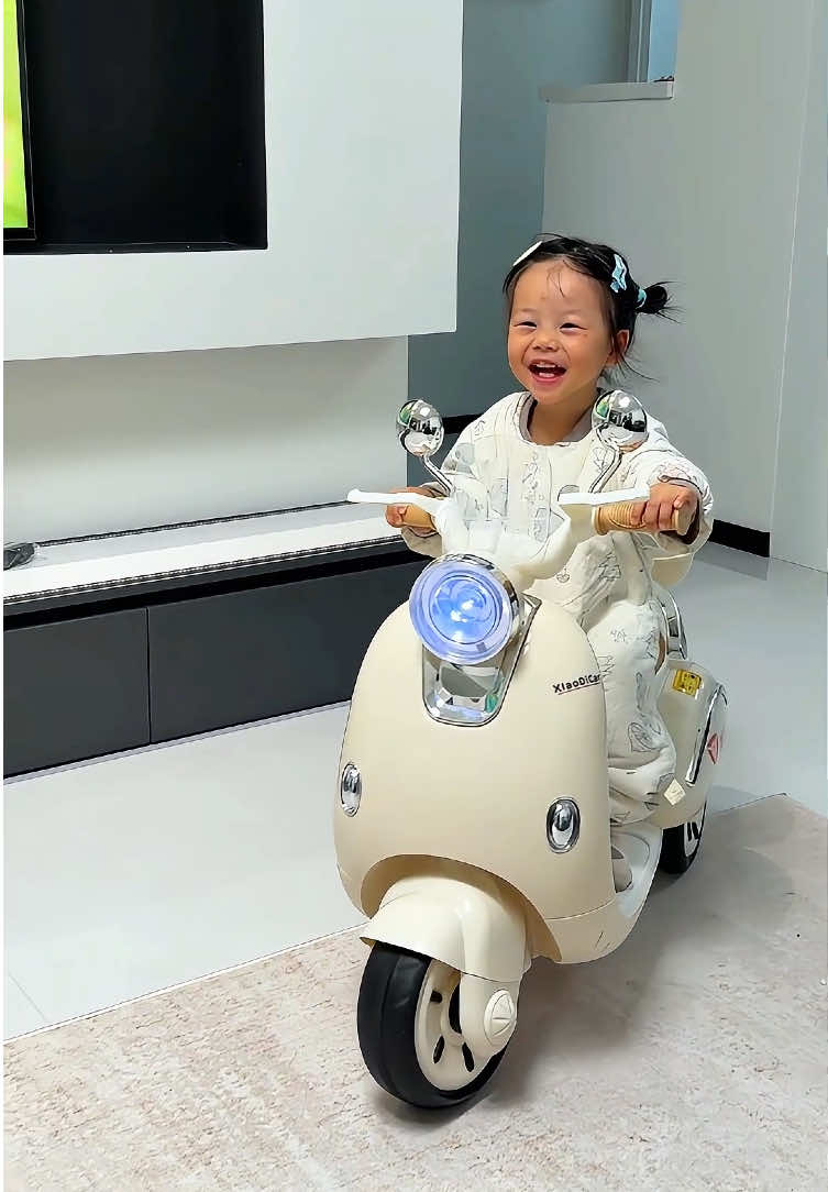BEST purchase ever! This Kids Electric Motorcycle is a total GAME-CHCHANGER! 🏍 My daughter is OBSESSED – it goes forward/back automatically AND has Bluetooth for educational songs! Super sturdy, high backrest & even a storage box for her snacks. Now she never asks to be carried! 👏 #ToddlerLife #FirstWheels #ParentingWin #KidsRideOnToys #MomHack 