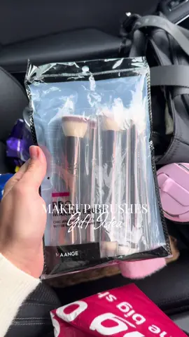 Makeup brushes is such a great gift idea and the perfect top-me-up prezzie! #blackfriday #tiktokmademebuyit #christmas #giftidea #makeup 