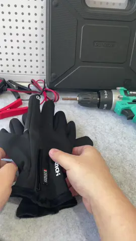 test these thermal waterproof gloves with me… i think they pass the test🧤✅ #thermal #waterproofgloves #gloves #winter #winterfashion
