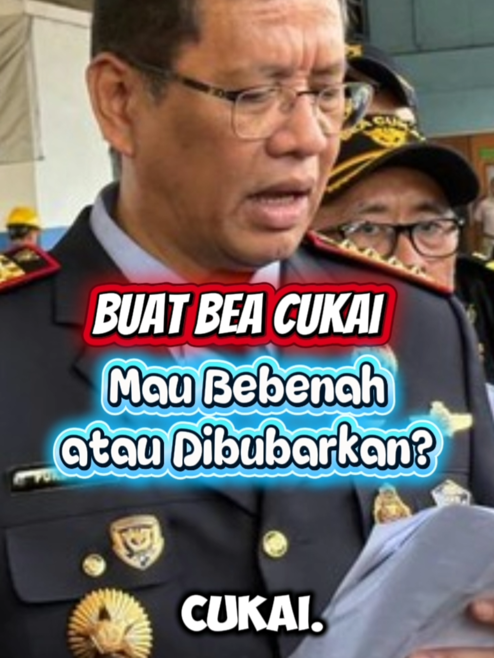 Menkeu Purbaya memberi peringatan tegas kepada Bea Cukai: benahi kinerja dalam satu tahun atau siap dibekukan. Langkah ini muncul setelah munculnya berbagai dugaan penyimpangan dan kebocoran yang dinilai merugikan negara serta merusak kepercayaan publik. Kini seluruh perhatian tertuju: Bea Cukai akan berubah… atau hilang dari sistem? 📌 Hashtags: #BreakingNews #Purbaya #BeaCukai #Ultimatum #Reformasi    
