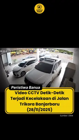 Sebuah kecelakaan fatal terekam oleh kamera CCTV di Jalan Trikora, Banjarbaru, Jumat (28/11/2025).  Diketahui korban dalam peristiwa ini telah meninggal dunia. Semoga almarhum mendapat tempat terbaik di sisi-Nya, dan keluarga yang ditinggalkan diberikan ketabahan serta kekuatan.  Peristiwa ini menjadi pengingat bagi kita semua untuk selalu lebih berhati-hati saat berkendara. 🎥 GWA