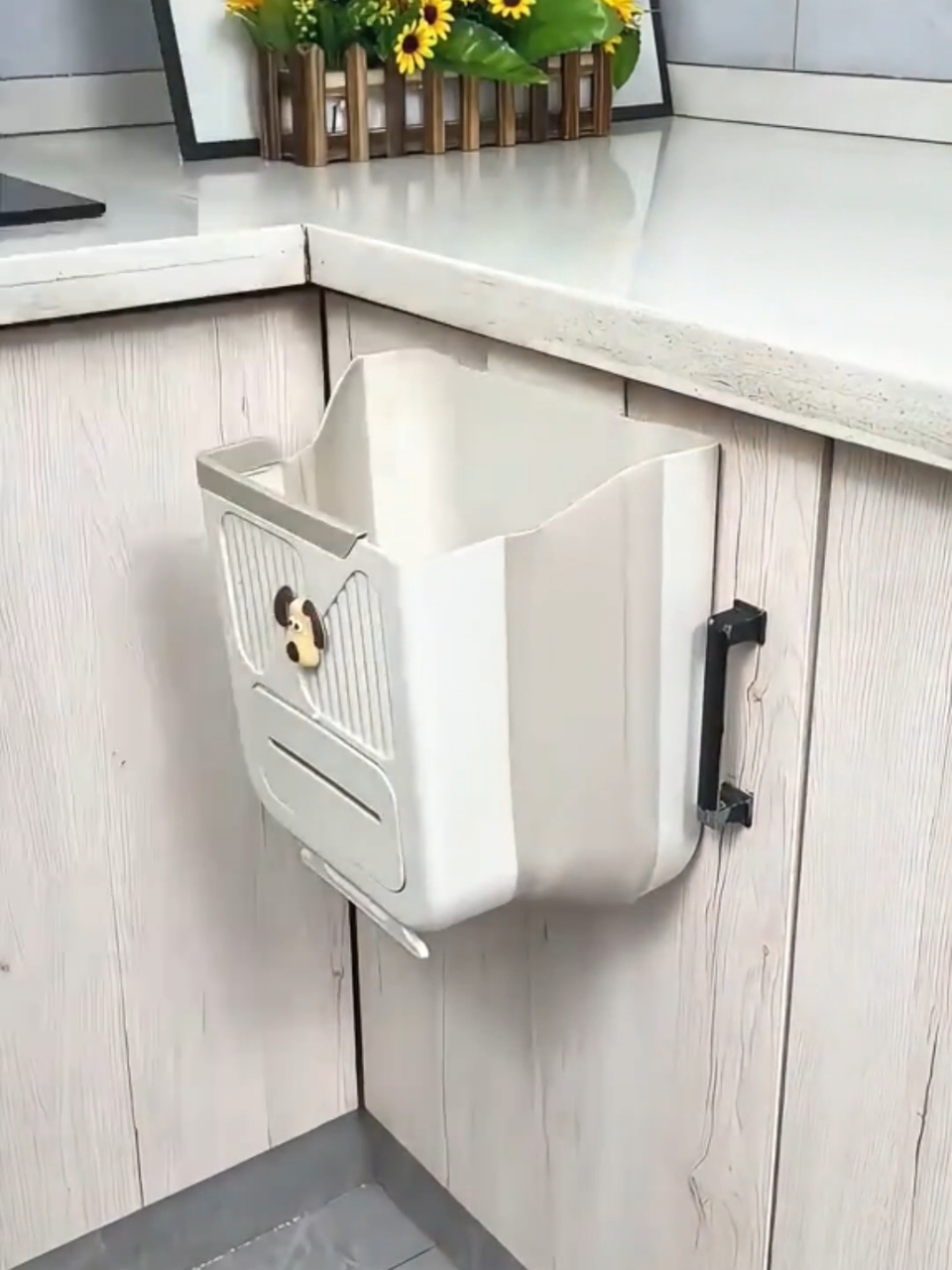 Thùng rác gấp gọn gắn cánh tủ. #thungrac #thungracthongminh #thungractreotubep #thungracmini #thungracgapgon 