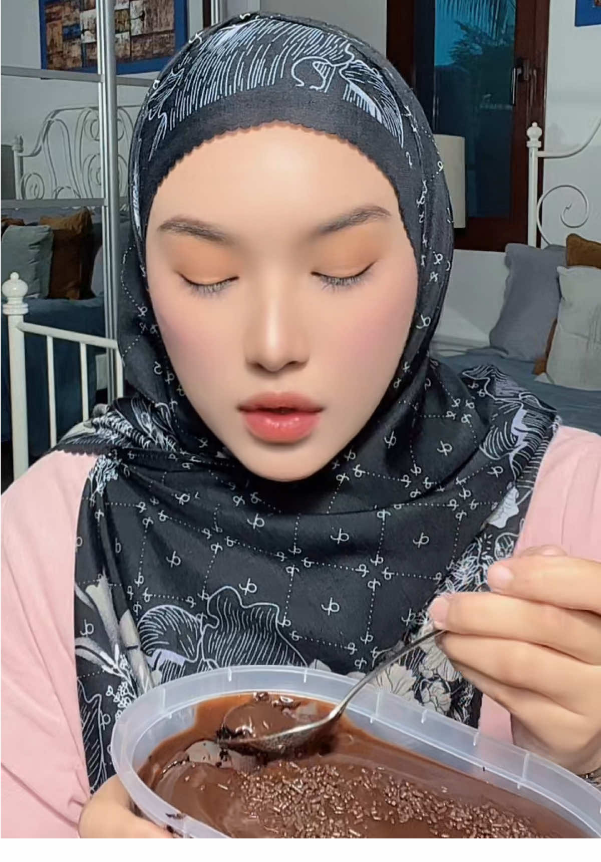 Aroma kek coklat sangat sedap😋 rasa setiap lapisan manisnya dari bahagian tengah yg lembut hingga topping coklat yg meleleh! memang puas hati lahhh🤩💜 @KEK BUAH KUKUS PREMIUM   #rishafarisa #keksedap #kekcoklatmoist #makananviral #kekcoklatmoistecaque 