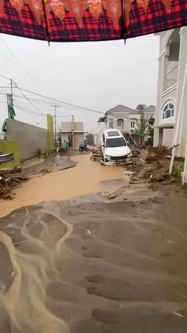 Kalau masih ada yg  berbangga - bangga dengan harta, bencana ini harusnya bisa menyadarkannya.  kalau masih ada yang jumawa dengan tahta yang dipunya, harusnya  ini bisa sedikit menundukan kepalanya.  kalau masih ada yang menyombongkan dirinya, harusnya ini menjadi pesan dari Tuhan untuknya  bermuhasabbah dan merasa rendah.  Manusia hanya punya rencana, Alloh yang punya kuasa.  Semoga  diberikan kesabaran buat saudara2 disana & Alloh jaga kita semua.  #aceh #medan #padang #banjirbandang 
