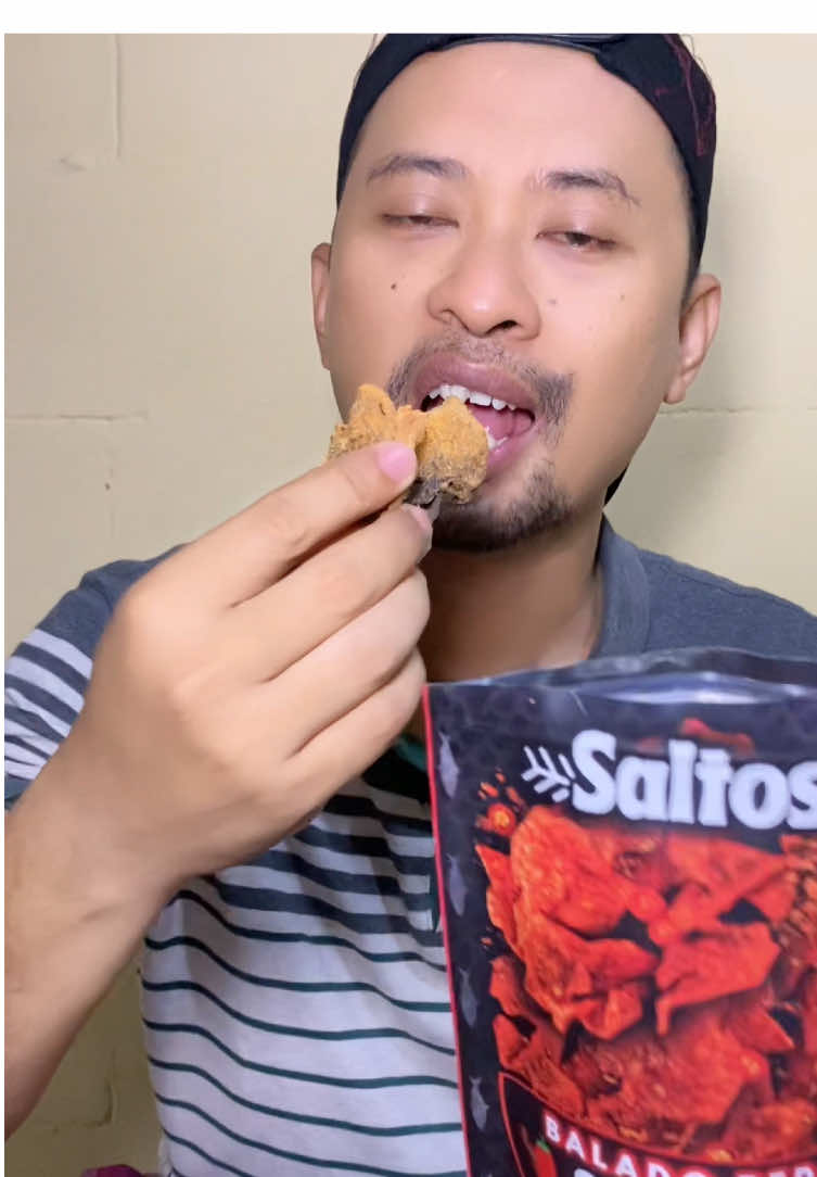 Nyobain jajanan salmon skin dari  @Saltos.id #salmonskin #jajanantiktok #jajananviral #nganjuk24jam #kulinernganjuk 