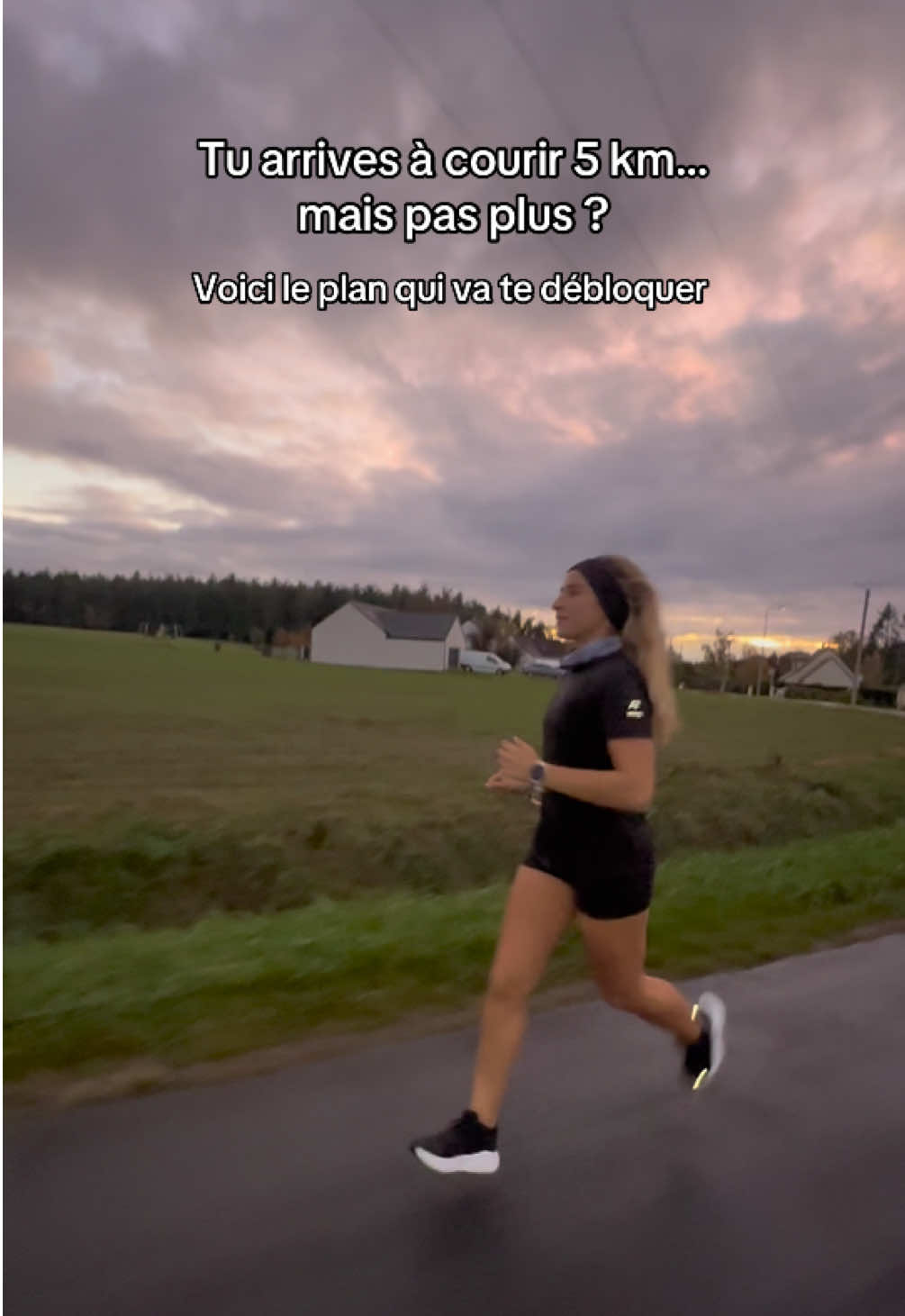 Tu tiens 5 km… mais après ça, plus rien ? 🎯 Trois séances par semaine, et tu passeras la barre des 5km : 1️⃣ Séance tranquille 30 à 40 minutes en mode discussion  C’est la base pour courir plus longtemps sans exploser !  2️⃣ Fractionné facile 8 × 45 secondes rapide, 1 minute de récup Pas besoin d’aller vite, juste un peu plus vite que d’habitude  3️⃣ Sortie un peu plus longue 40 à 45 minutes vraiment cool Chaque semaine tu rajoutes… allez, 2-3 minutes Et ton “je bloque à 5 km” il disparaîtra 🕺🏻 💥 En 4 semaines tu gagnes en souffle, en confiance, et tu passes à 6 km+, easy ! Alors go : régularité, bonne vibe… et tu vas te surprendre !! #courseapied #course #coursedebutant 