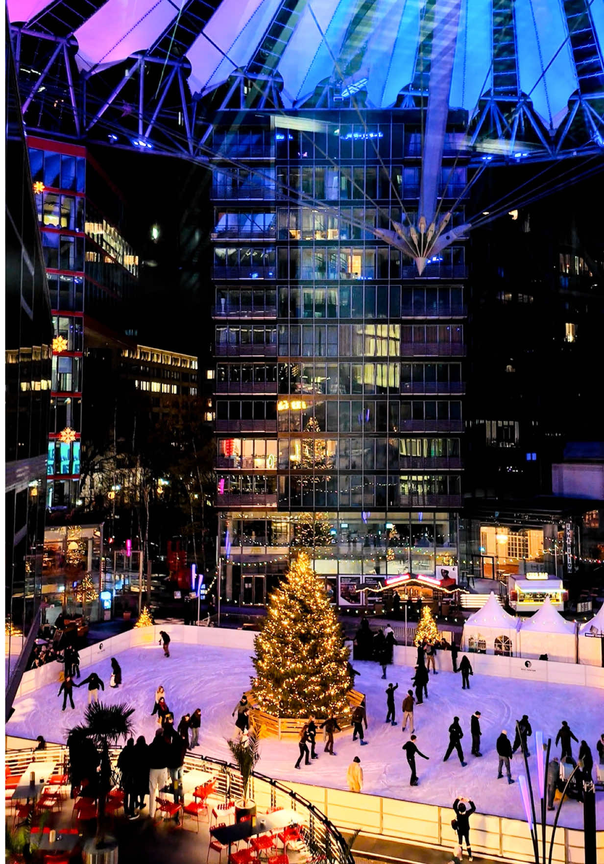 BERLIN SCHÖNSTE EISBAHN I CENTER ON ICE ❄️⛸️ | Potsdamer Platz Die neue Eislaufbahn wurde gestern offiziell eröffnet – und das Winter-Feeling war einfach NEXT LEVEL. ✨ Was es gab: • 600 m² Eisfläche & freies Eislaufen • Figurenlauf-Show • DJ + Ice Disco • Indoor Snowfall (ja, es hat drinnen geschneit!) • Street Food von 12 Vendors in der neuen KERB Food Hall • Cocktails, Lichter & richtig gute Stimmung • Optional: High Swing & House Running 🔥 Einfach magic ✨ #CenterOnIce #KERBBerlin #PotsdamerPlatz #BerlinEvents #eisbahn 