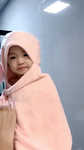 Áo choàng tắm cho trẻ em không chỉ giúp bé giữ ấm mà còn mang đến sự vui nhộn và đáng yêu. Chất liệu cotton cao cấp thấm hút tốt giúp bé nhanh chóng khô ráo sau khi tắm. Với thiết kế tai thú hoặc hình ảnh hoạt hình đáng yêu, bé sẽ trở nên thật ngộ nghĩnh khi mặc chiếc áo này!  Biến giờ tắm thành thời gian vui vẻ nhất của bé! Ưu đãi có thời gian giới hạn, nhanh tay đặt mua ngay!-11.27- cy