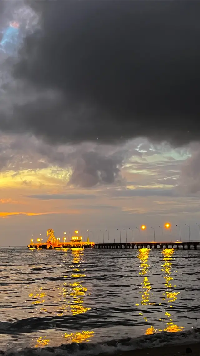 forever the girl obsessed with watching pretty sunset🌅🧡 #sunset #senja #lombok #beach #sea 